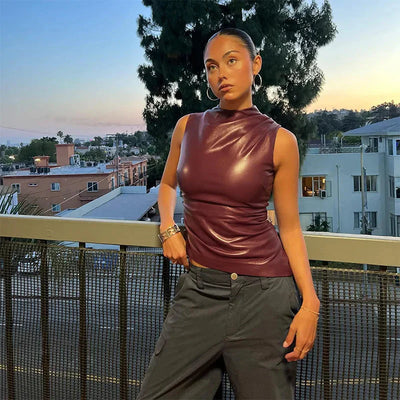 Julia | Asymmetrisk topp i PU-skinn