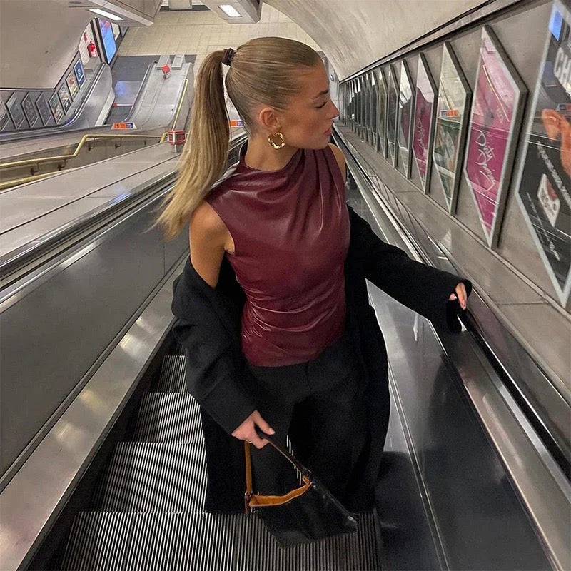Julia | Asymmetrisk topp i PU-skinn