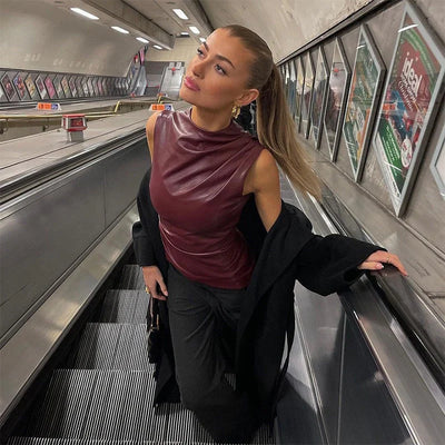 Julia | Asymmetrisk topp i PU-skinn