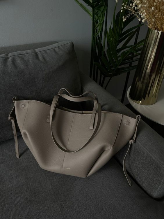 Patricia | Designet handleveske med sidefrynser