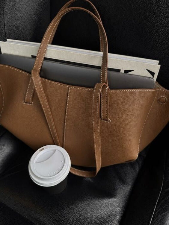 Patricia | Designet handleveske med sidefrynser